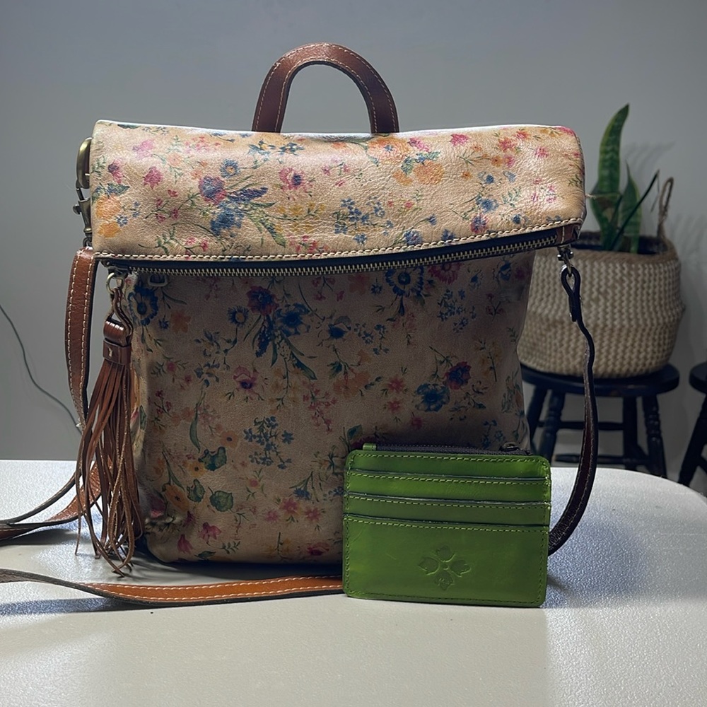 Patricia Nash crossbody with matching card/id holder. Holds 9 cards